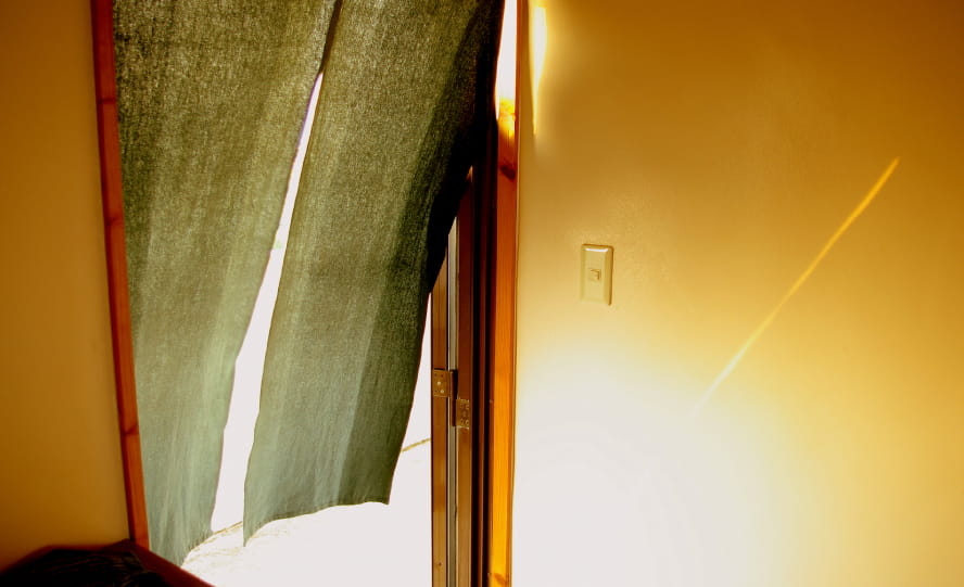 山陽レザーを使用した難燃性革のルーム暖簾のイメージ画像